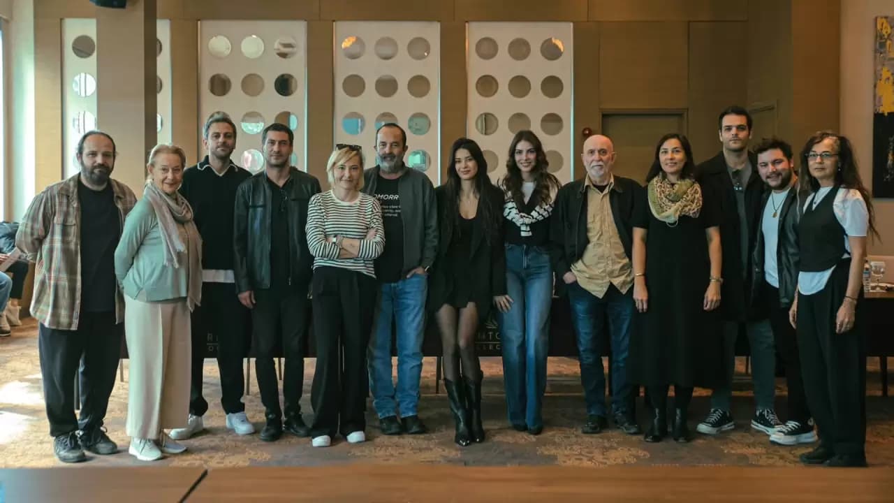 Ne Gemiler Yaktim Backdrop