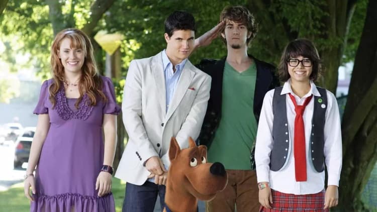 Scooby-Doo! The Mystery Begins Poster